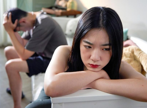 遭遇老公婚内出轨背叛后，千万别困在自我怀疑和“自我欺骗里